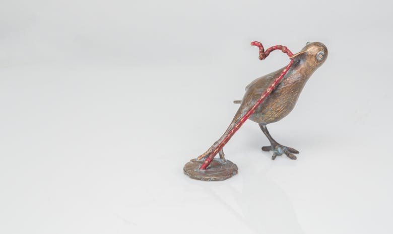 Bronzeskulptur – Vogel mit Wurm