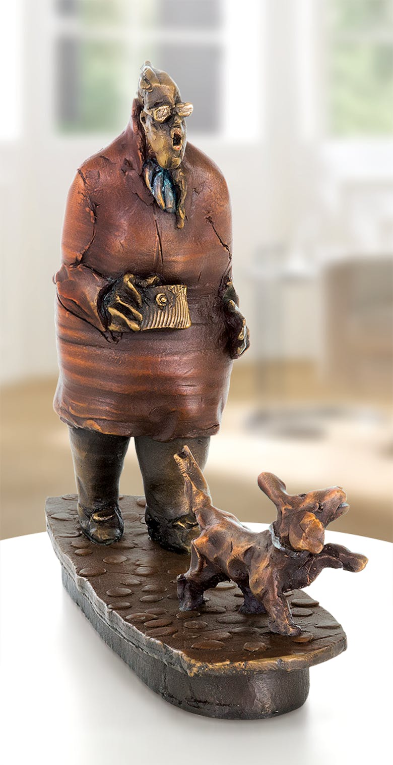 Bronzefigur Hundespaziergang von Eva Roucka