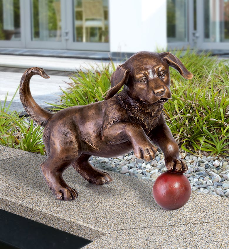 Bronzefigur Hund mit Ball von Atelier Strassacker