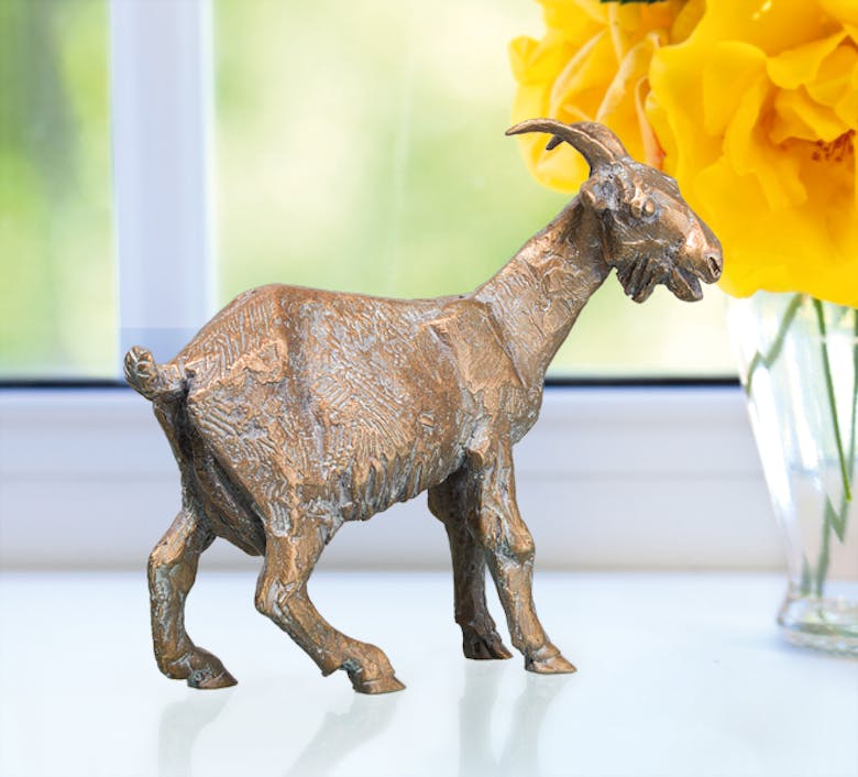 Bronzefigur Ziege, stehend von Atelier Strassacker