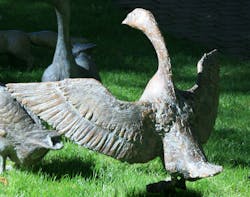 Bronzefigur Gans mit ausgebreiteten Flügeln von Hans Nübold