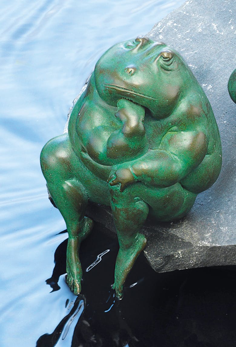 Bronzefigur Frosch "Erwin, der Denker" von Atelier Strassacker