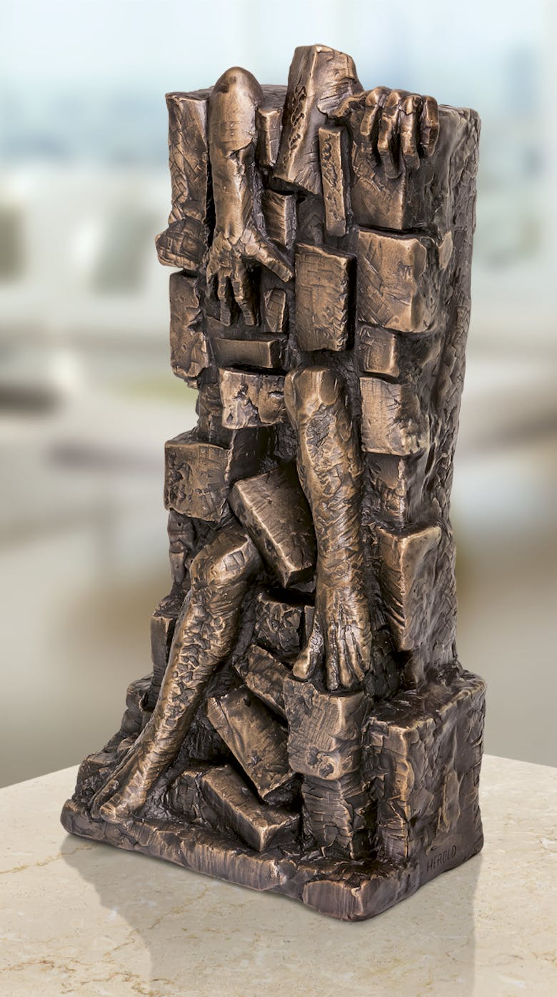 Bronzefigur In Mauern gefangen von Istvan Herold