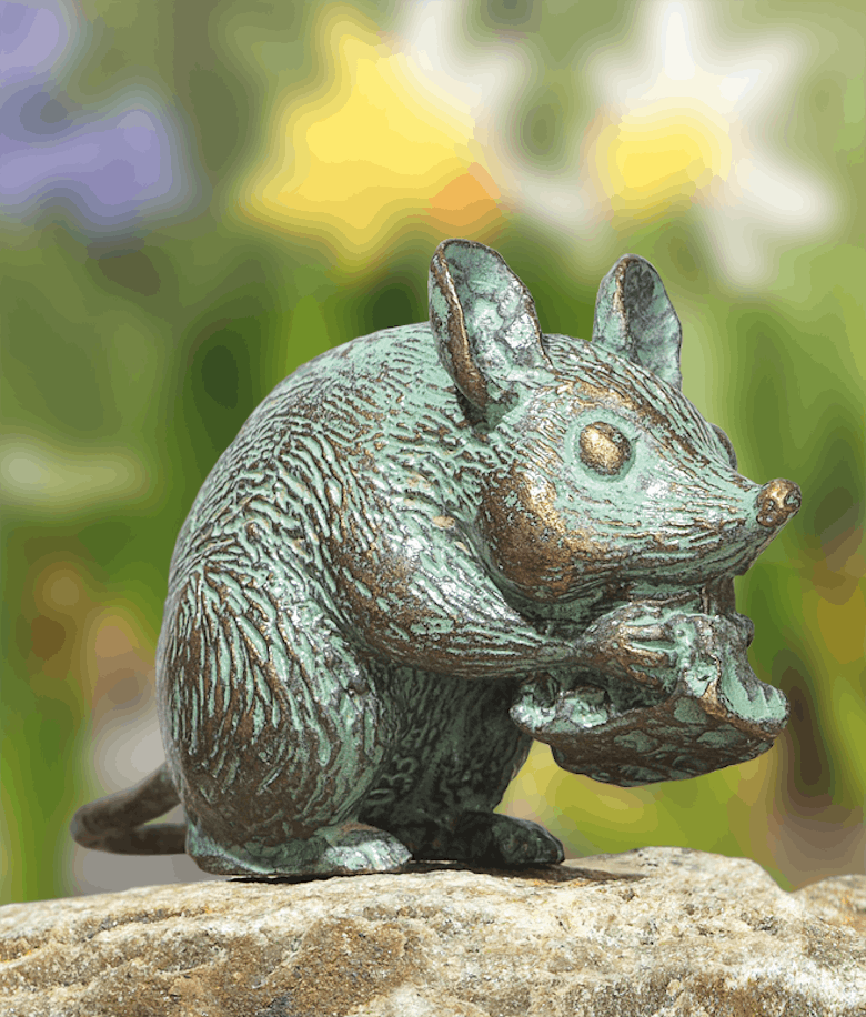 Bronzefigur Maus mit Käse von Atelier Strassacker