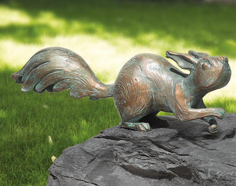 Bronzefigur Eichhörnchen auf der Hut von Atelier Strassacker
