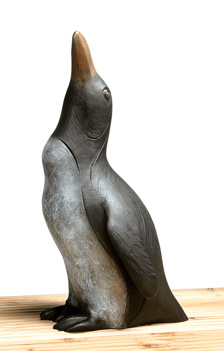 Bronzefigur Pinguin mit hochgerecktem Kopf von Atelier Strassacker