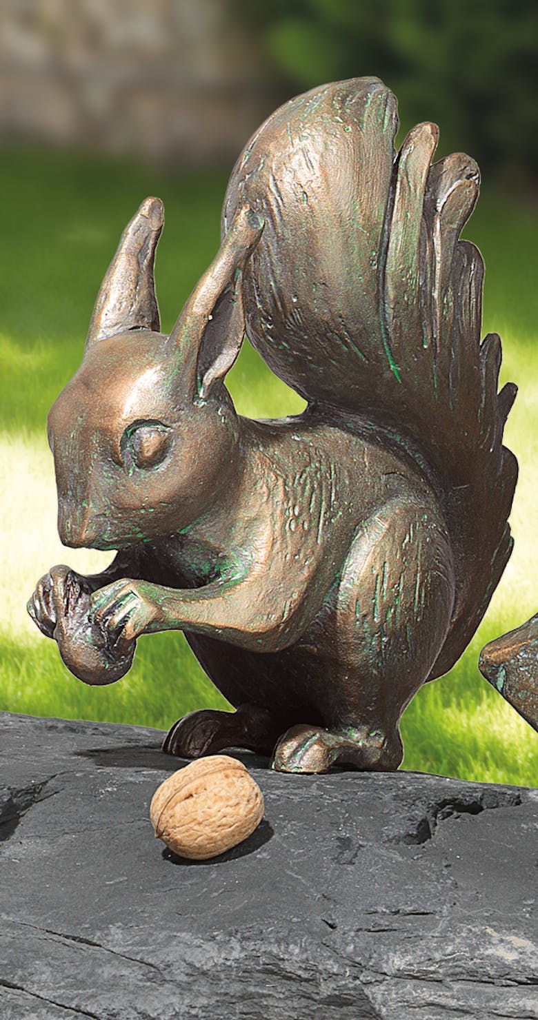 Bronzefigur Eichhörnchen mit Nuss von Atelier Strassacker