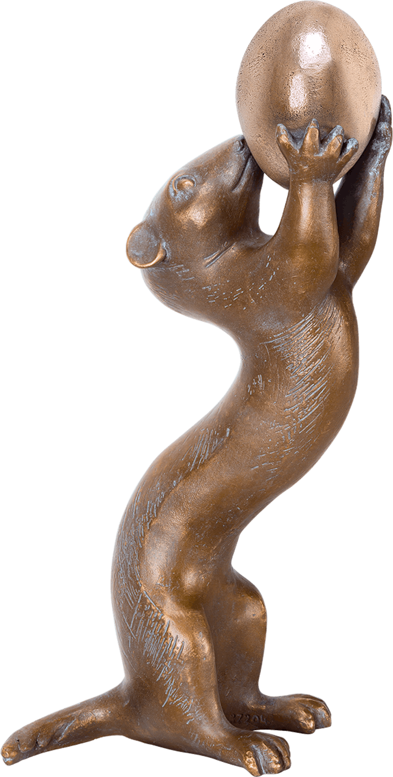 Bronzefigur Wiesel mit Ei von Atelier Strassacker