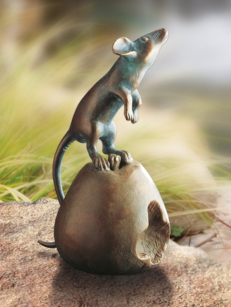 Bronzefigur Maus auf Apfel von Atelier Strassacker