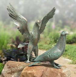 Bronzefigur Taube, stehend und Taube, landend als Set von Atelier Strassacker